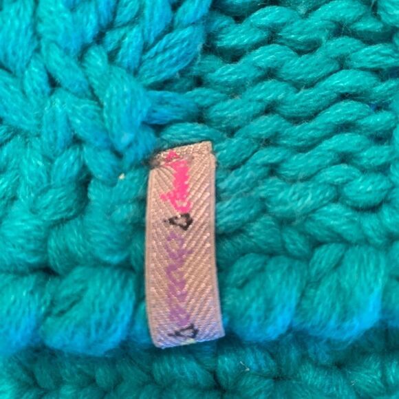 Ivivva knitted toque hat turquoise cable knit - Picture 2 of 3